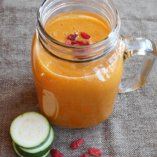 Dive into a tropical paradise with this refreshing smoothie. Frozen pineapple and mango, a splash of carrot juice, a hint of goji berries, and the subtle crunch of peeled zucchini, all complemented by the sweetness of a ripe pear.