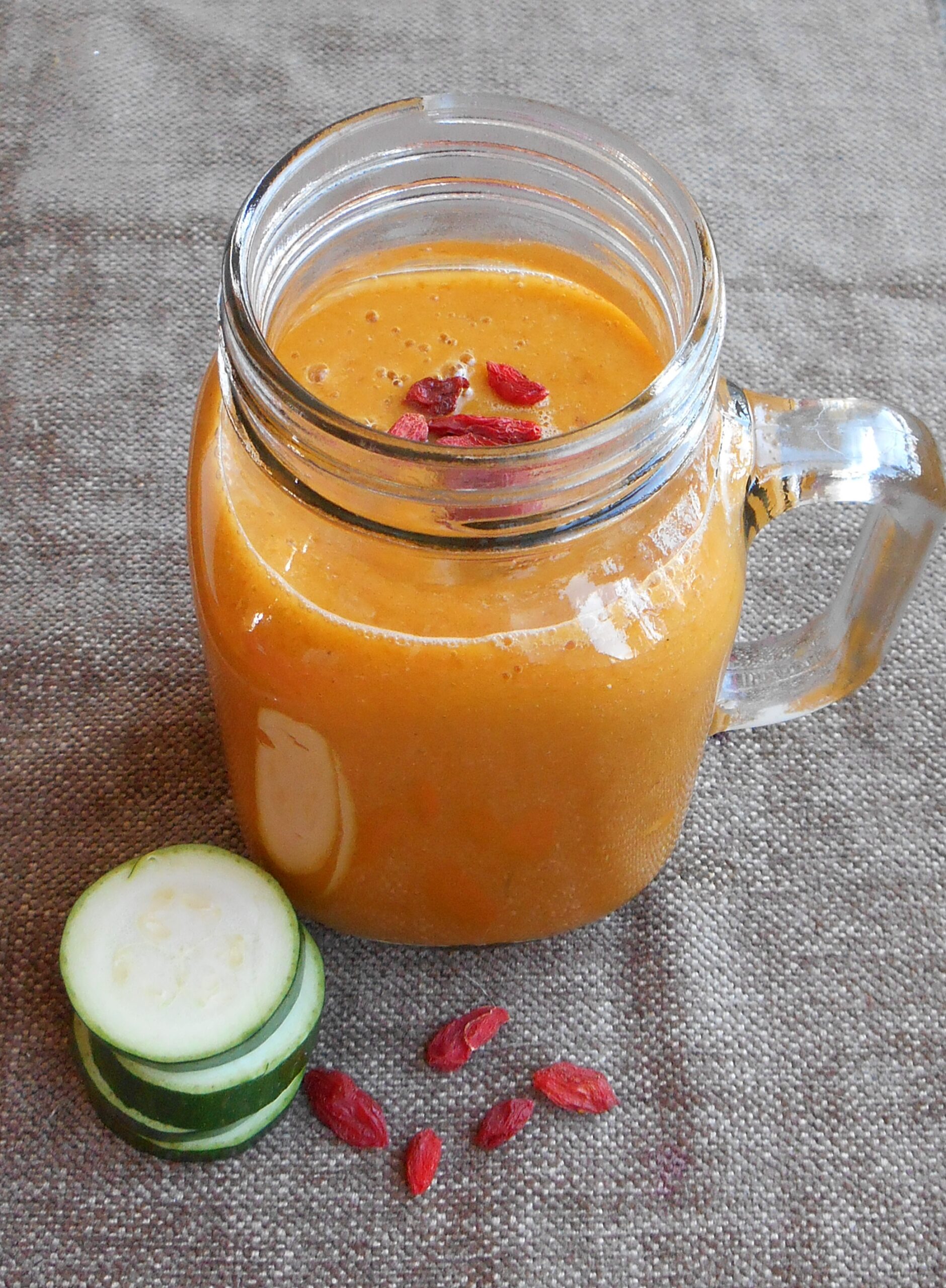 Dive into a tropical paradise with this refreshing smoothie. Frozen pineapple and mango, a splash of carrot juice, a hint of goji berries, and the subtle crunch of peeled zucchini, all complemented by the sweetness of a ripe pear.