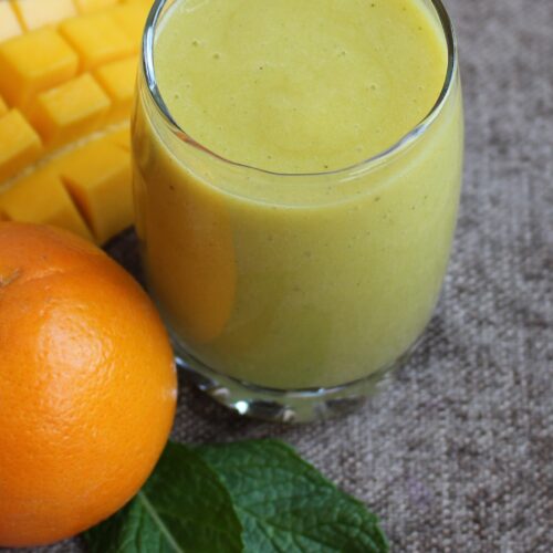 Green smoothie with mango and clementine
