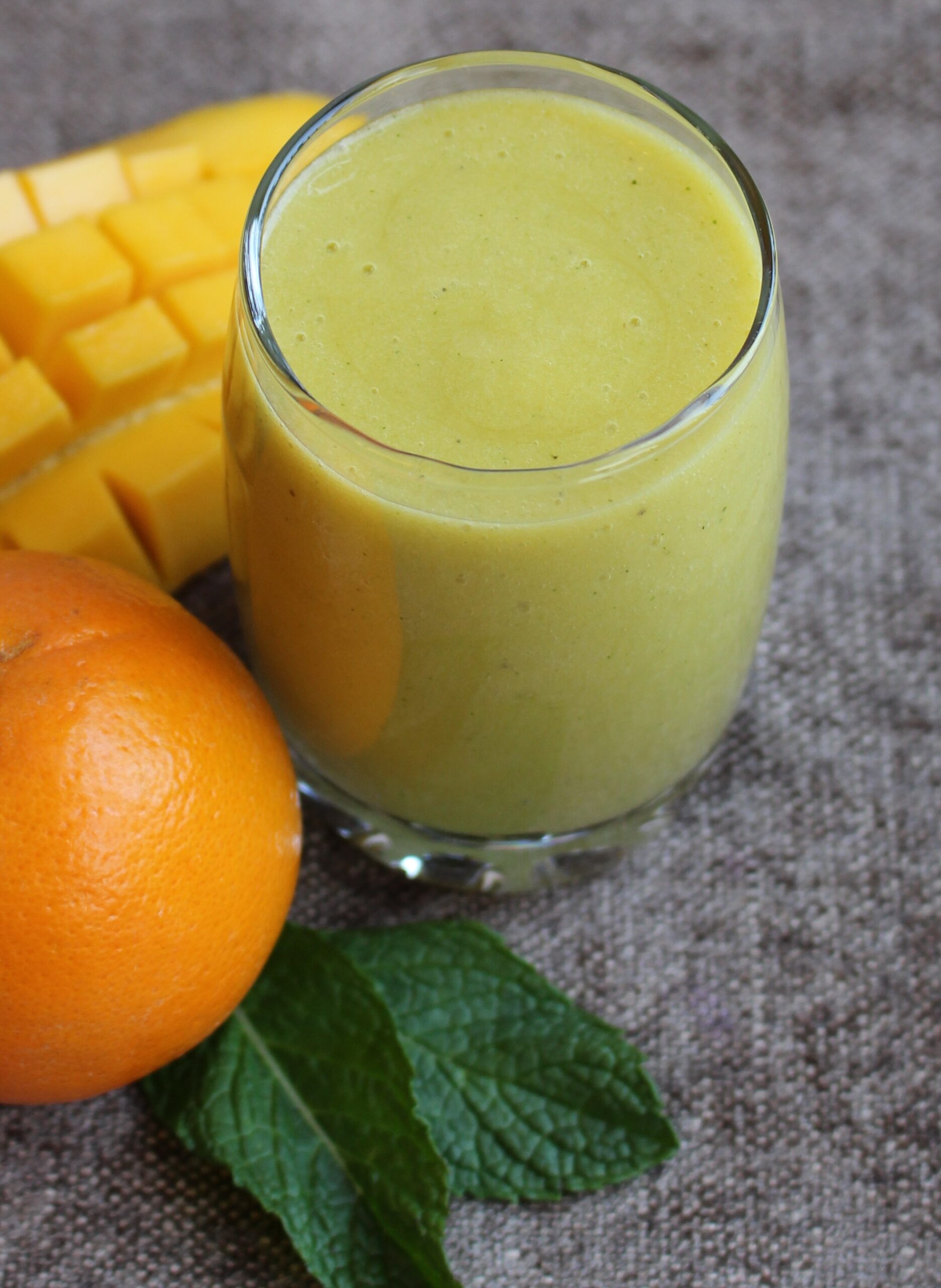 Green smoothie with mango and clementine