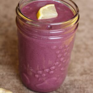 Cherry smoothie with lemon, dates and cashews