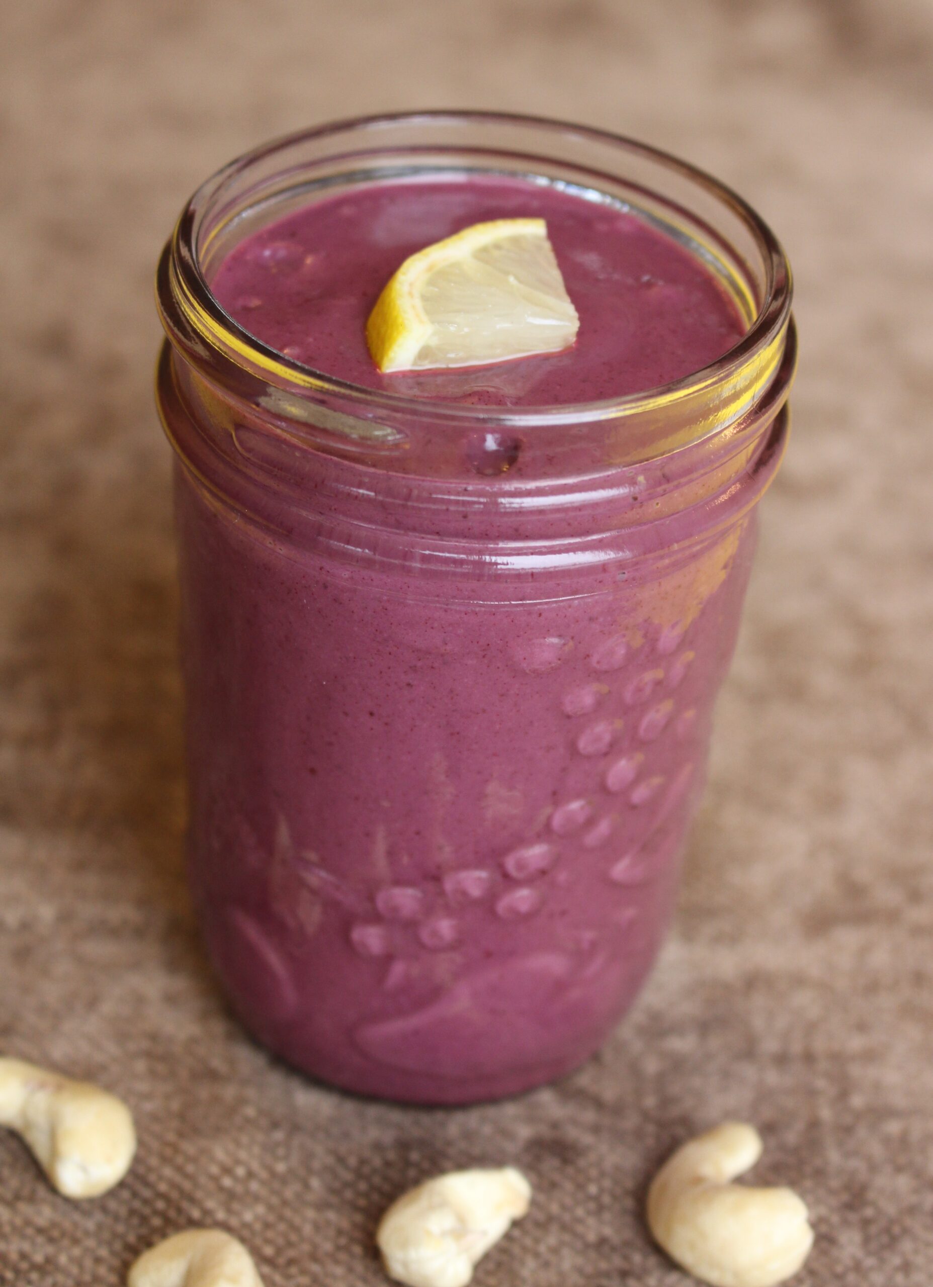 Cherry smoothie with lemon, dates and cashews