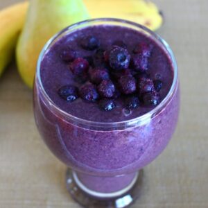 blueberries smoothie with banana and pear