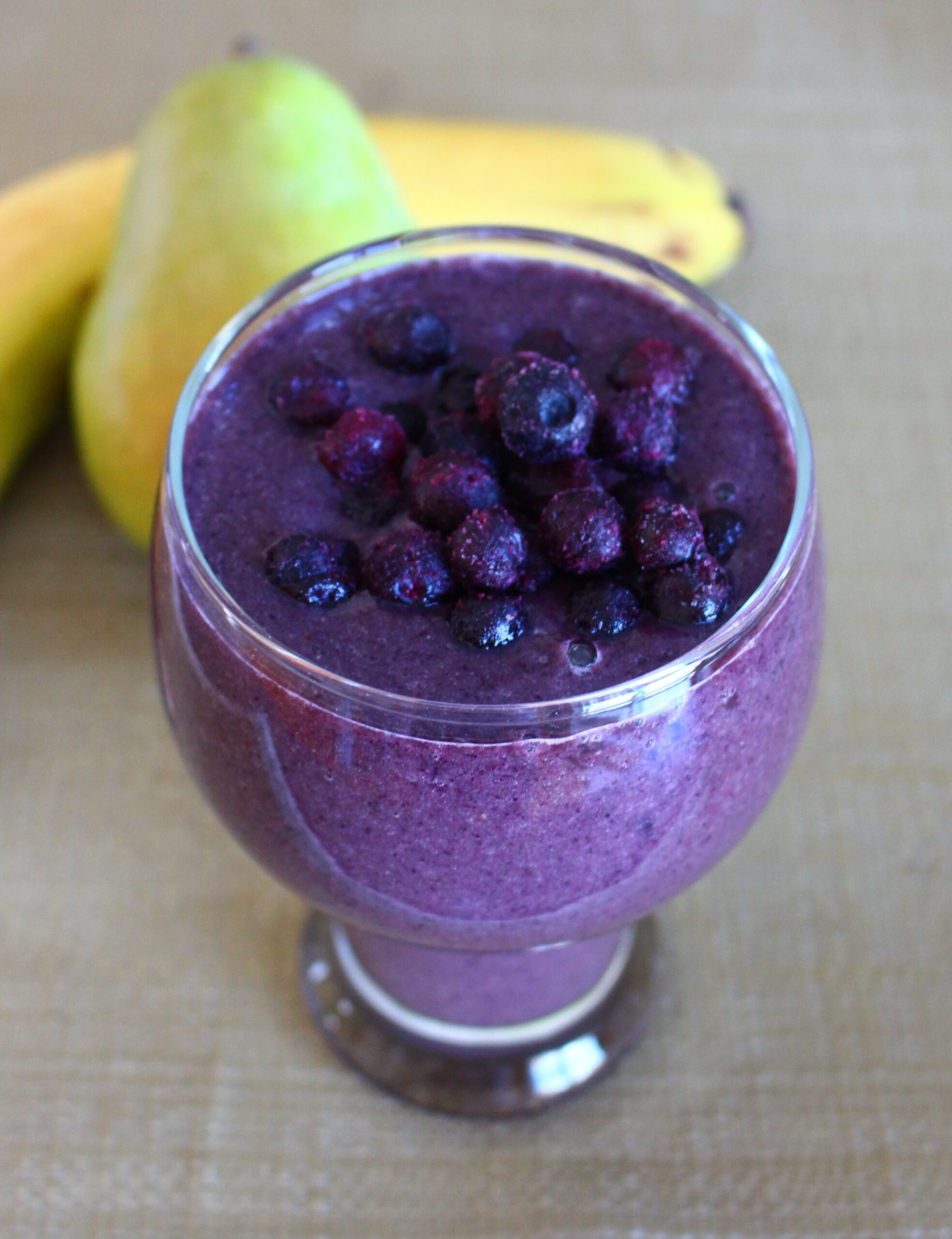 blueberries smoothie with banana and pear